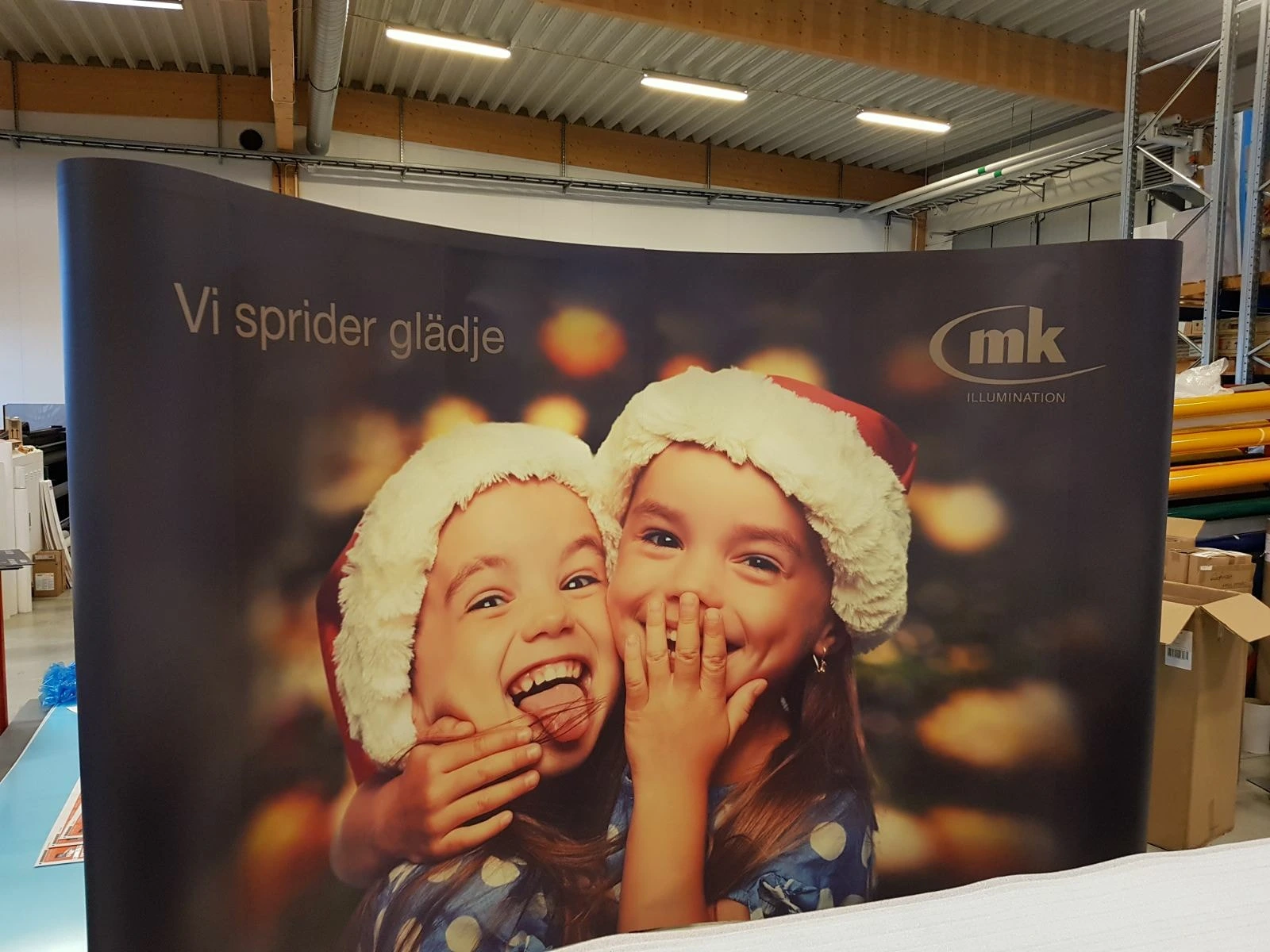 Figurskuren 3D-logotyp monterad på kontorsfasad
